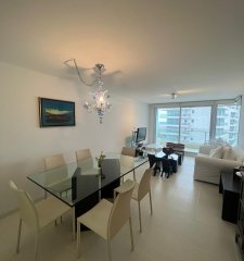 Departamento de 2 dormitorios en venta en Seasons Tower, a metros del mar.