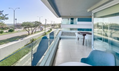 Departamento en venta frente a Playa Brava, complejo nuevo.