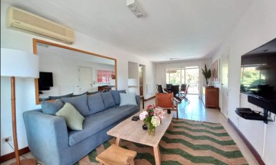 Oportunidad, apartamento en venta en Punta del Este de 3 dormitorios. Terraza con parrillero.