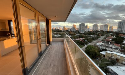 Vende apartamento de 2 dormitorios en Aidy Grill, Punta del Este.