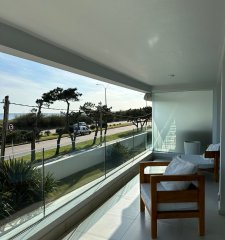 Vende apartamento de 2 dormitorios en Mansa, Punta del Este con vista.