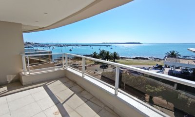 Vende espectacular apartamento de 3 dormitorios, con vista al mar en Peninsula, Punta del Este.