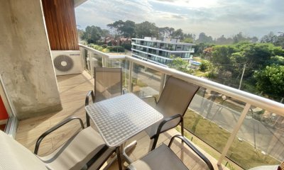 Vende apartamento de 1 dormitorio, con balcon en Mansa, Punta del Este.