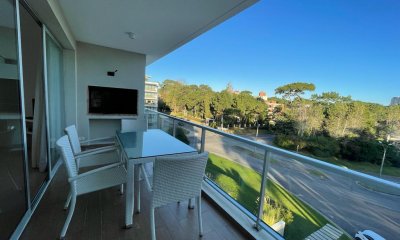 Vende espectacular departamento con hermosa vista, de 2 dormitorios en Punta del Este.