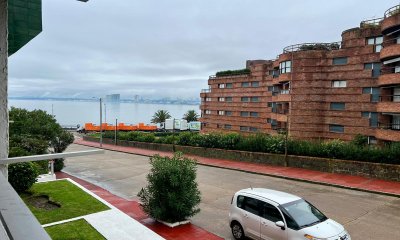 En venta impecable apartamento de 2 dormitorios, con vista parcial al mar en Peninsula Punta del Este.