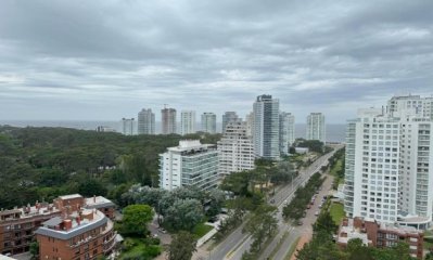 Alquila y vende apartamento de 3 dormitorios con vista al mar, en Roosevelt Punta del Este.