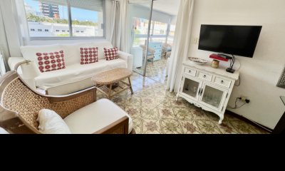 Vende apartamento en Peninsula de 2 dormitorios.