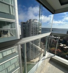 Vende apartamento con vista al mar de 2 dormitorios en Mansa, Punta del Este