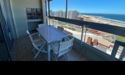 Apartamento en venta de 3 dormitorios en Primera linea de Playa Mansa , Punta del este