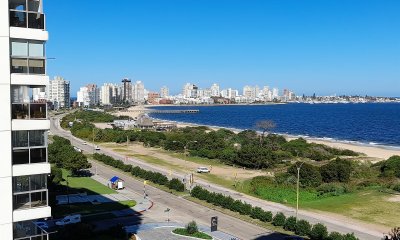 Apartamento en venta de 2 dormitorios frente al mar en Playa Mansa, Punta del Este