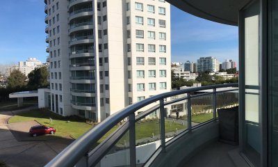 Vende apartamento de 3 dormitorios a metros del mar, en Roosevelt- Punta del Este.