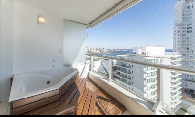 En venta departamento con balcon y 3 dormitorios en Mansa- Punta del Este