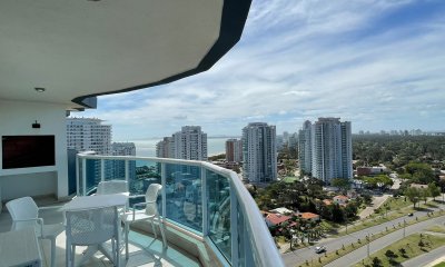 Apartamento de 3 dormitorios en edificio Casino Tower, Punta del este , Playa Mansa