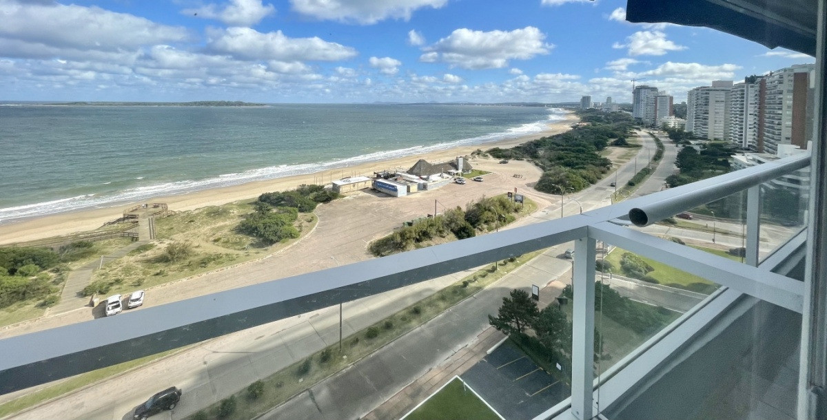 Apartamento en venta de 3 dormitorios en Beverly Tower, Punta del Este.