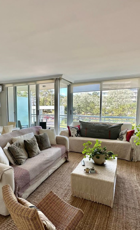 Se vende excelente apartamento con vista inigualable en Roosevelt, Punta del Este, de 2 dormitorios.
