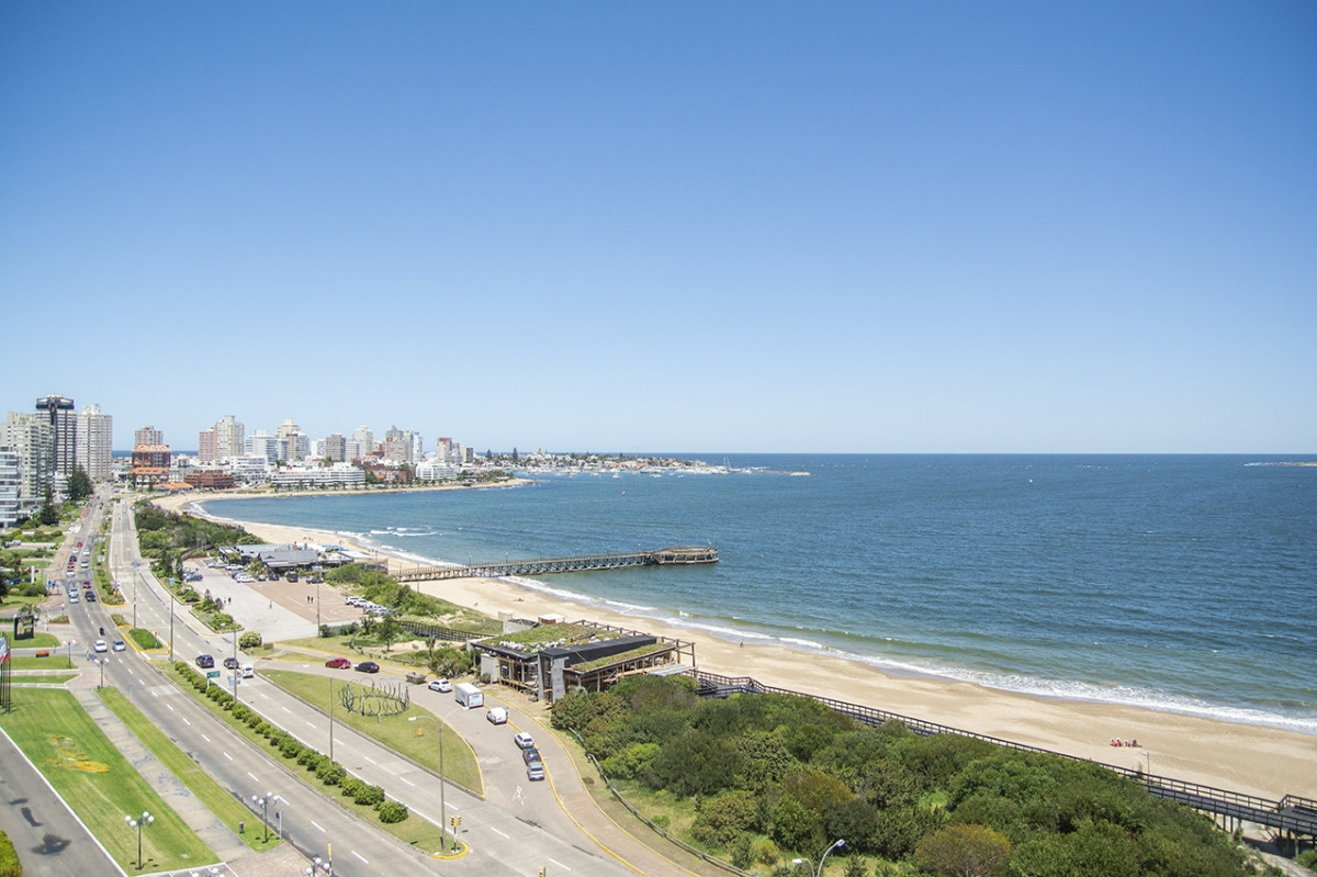 Venta apartamento de 3 dormitorios  Playa mansa Punta del Este 