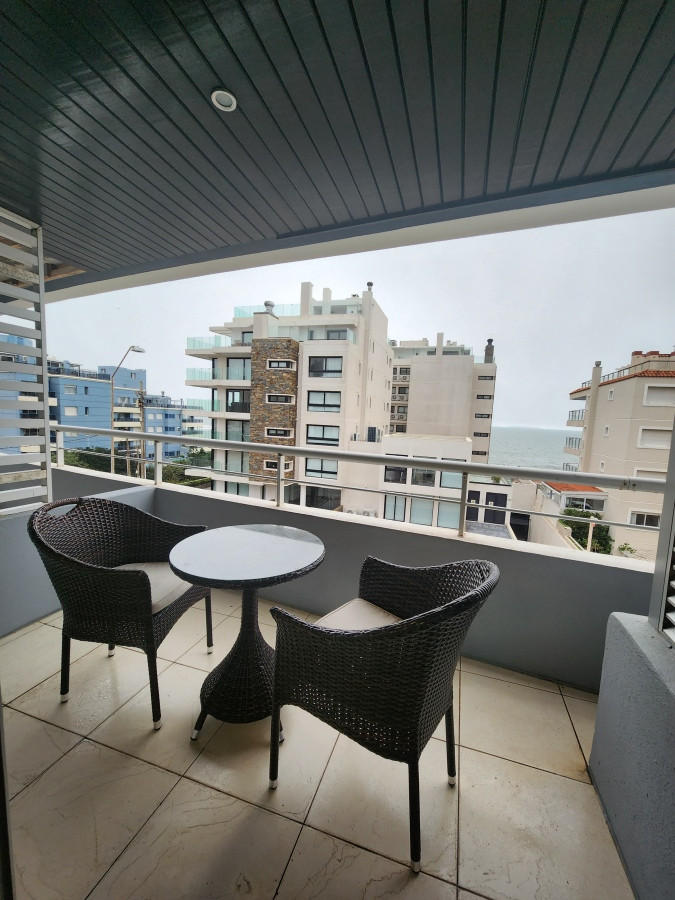 En venta apartamento de 2 dormitorios en Peninsula- Punta del Este.