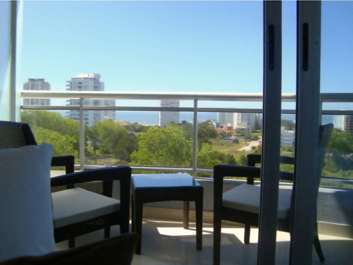 En venta apartamento de 3 dormitorios en  Punta del este, con hermosa vista