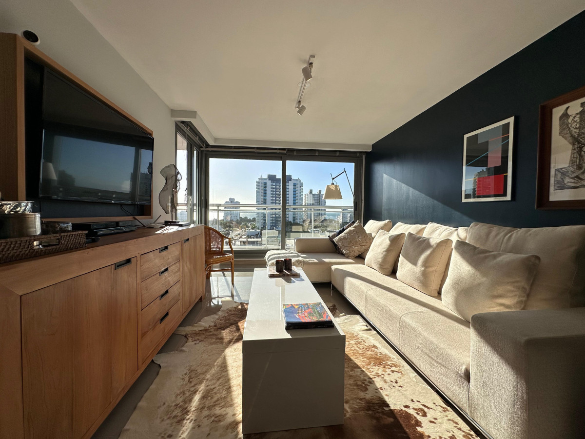 Vende departamento de 2 dormitorios finamente decorado en Torre Onix, Punta del Este