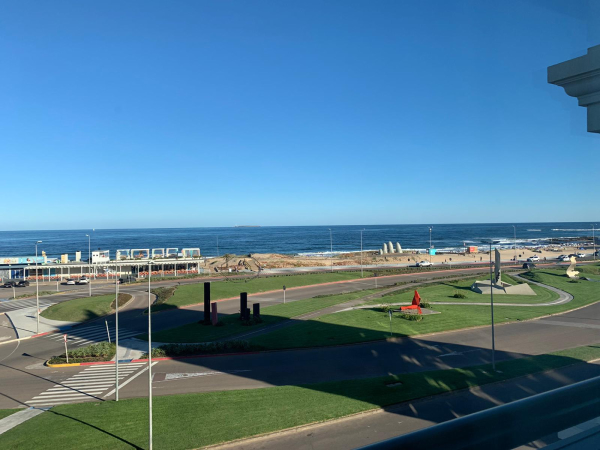 Hermoso apartamento en venta con agradable vista. Torre Imperiale, Punta del Este