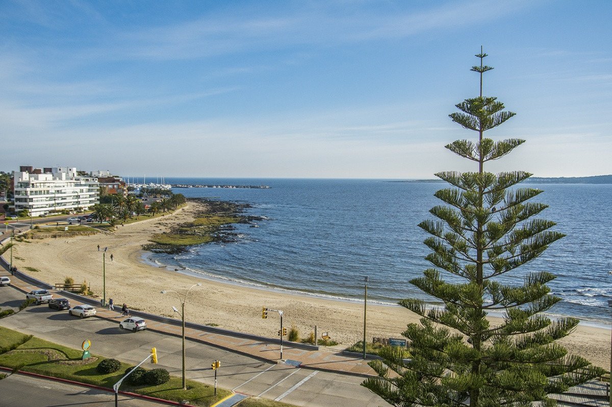 Departamento de 4 dormitorios en torre Malecon Punta del Este