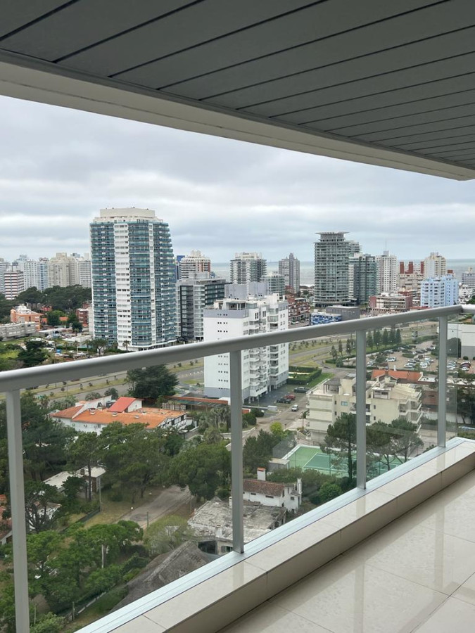 Vende apartamento con hermosa vista de 2 dormitorios en Punta del Este.