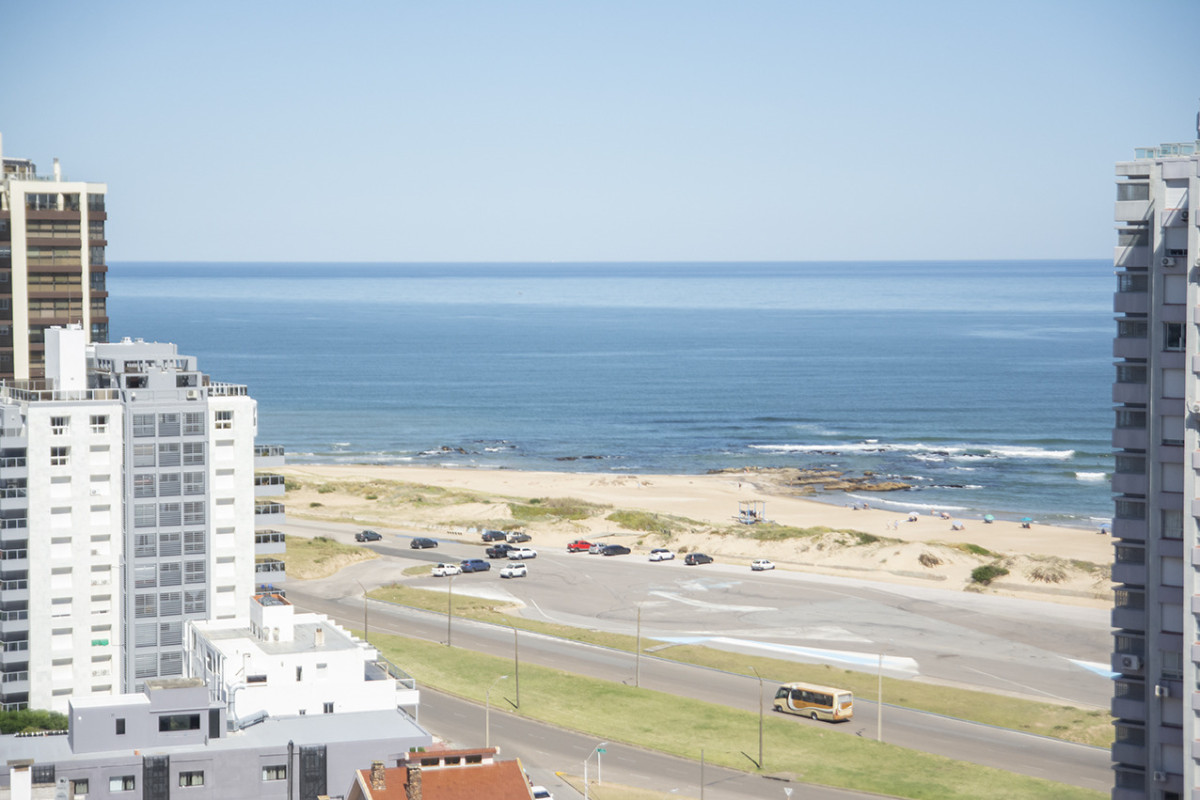 Departamento de 2 dormitorios en venta a ametros del mar