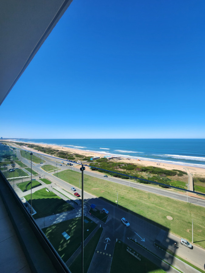 Vende apartamento de 3 dormitorios en suite, con vista al mar en Brava, Punta del Este