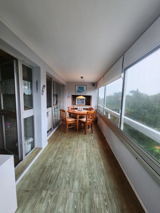 Vende apartamento de 2 dormitorios en Punta del Este.