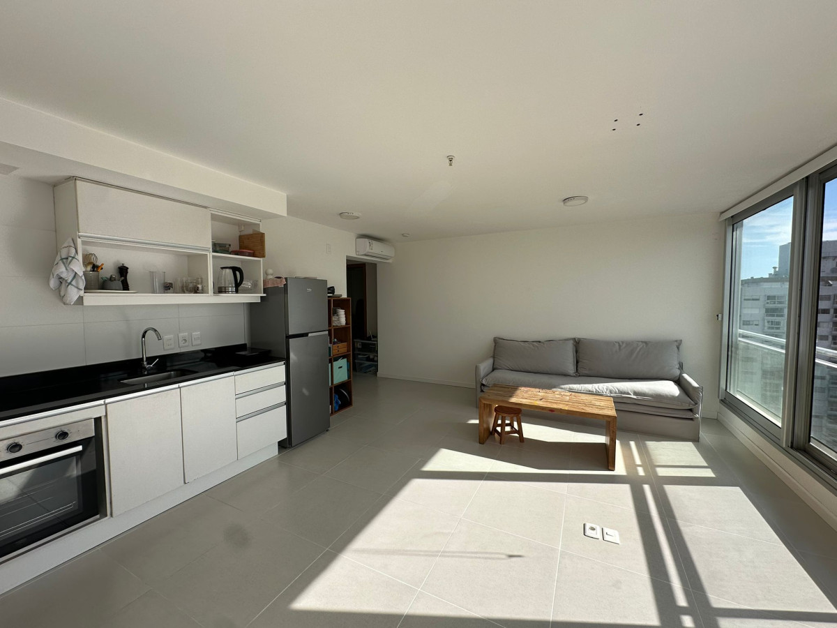 Monoambiente en venta en Torre Bellagio, piso alto . Torre nueva con amenities. Punta del Este