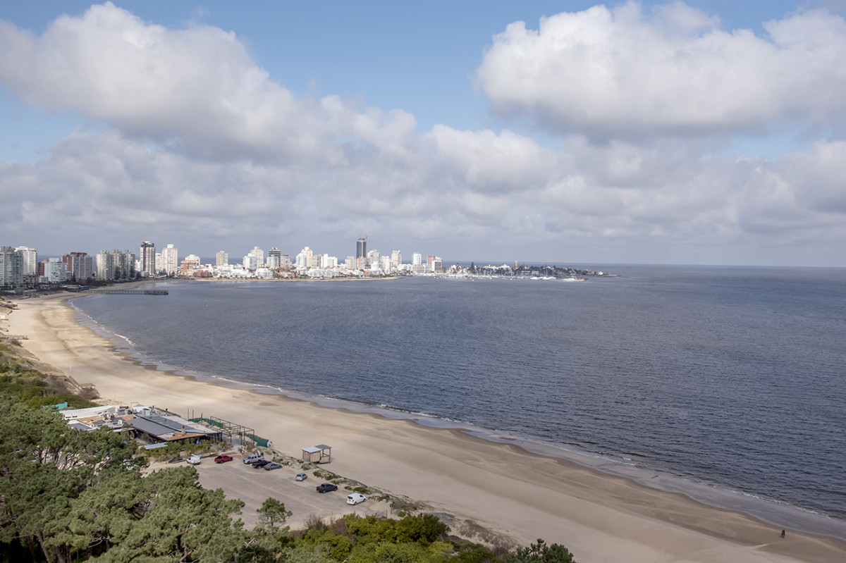 Apartamento en Mansa - Punta del Este en venta de 3 dormitorios.
