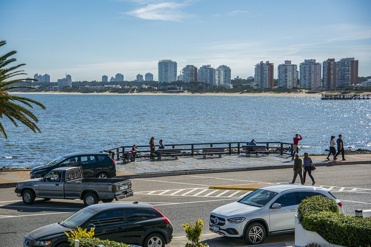 Apartamento de 4 dormitorios en venta con vista al mar en edificio Amarras del Sol, Punta del Este.