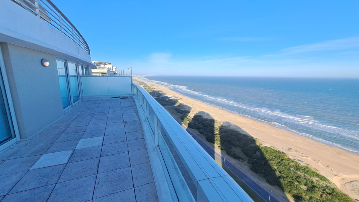 Lujoso Apartamento en venta de 3 dormitorios en Suite en Punta del Este. Primera Linea Brava. Torre Le Parc