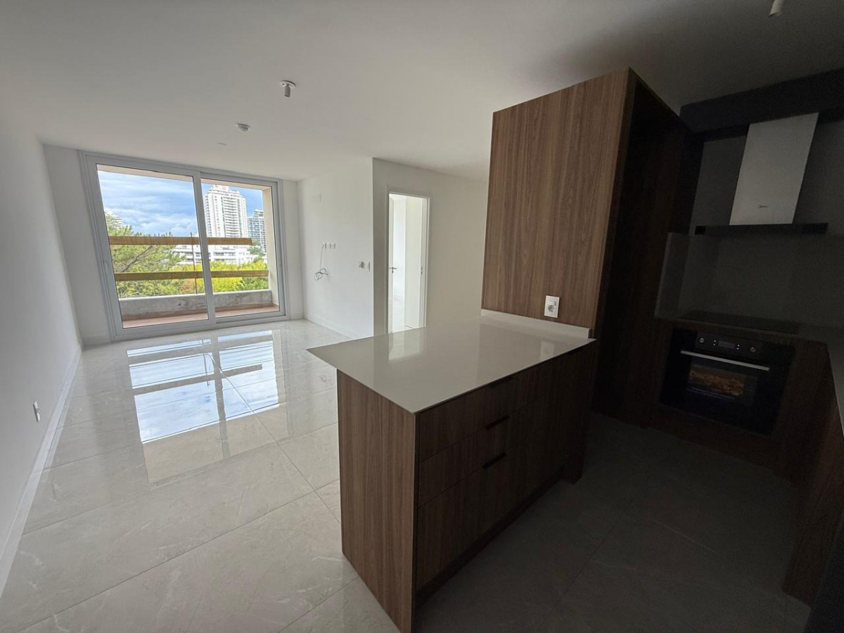 Vende apartamento de 1 dormitorio y medio en Punta del Este 