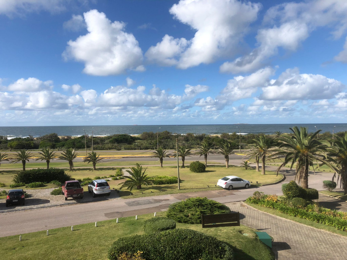apartamento  para comprar  en primera línea financiado, con vista frontal al mar. Punta del Este.