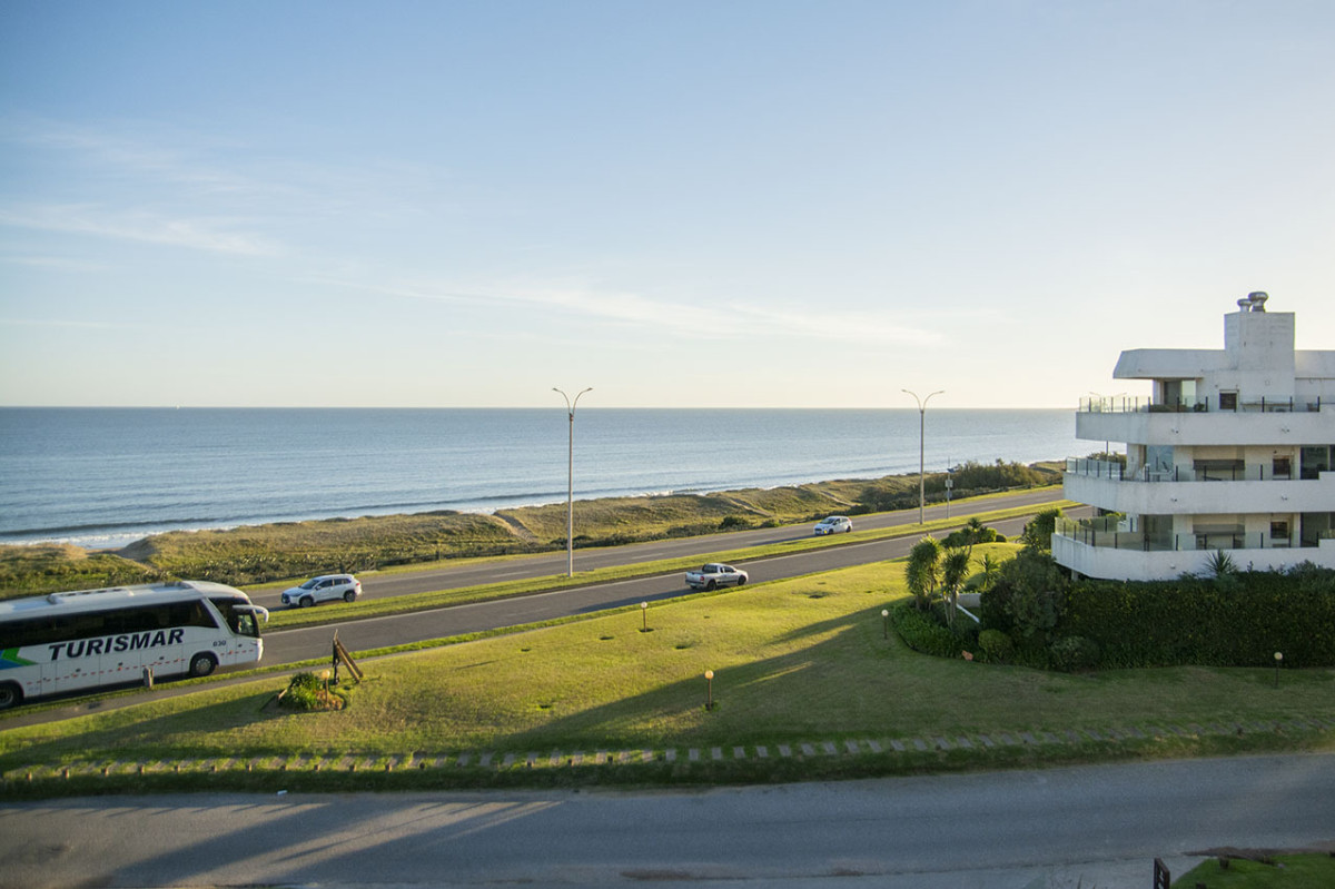 Departamento de 2 suites + depedencia en venta Frente al mar.