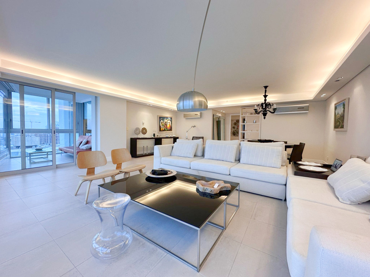 Vende apartamento en Torre Le Parc de 4 dormitorios,Punta del Este