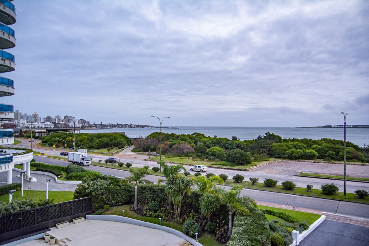 Apartamento en venta de 3 dormitorios en Beverly Tower, Punta del Este.