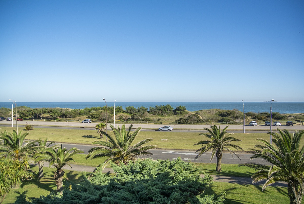 Departamento en edificio Esturión, frente al mar, 3 dormitorios en venta
