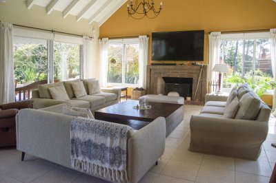 espectacular mansion en zona golf, proxima al hotel lauberge y a las propiedades mas importantes de punta del este. - ndm4813c