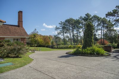 espectacular mansion en zona golf, proxima al hotel lauberge y a las propiedades mas importantes de punta del este. - ndm4813c