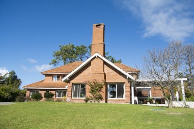 espectacular mansion en zona golf, proxima al hotel lauberge y a las propiedades mas importantes de punta del este. - ndm4813c