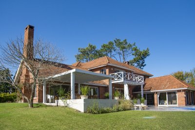espectacular mansion en zona golf, proxima al hotel lauberge y a las propiedades mas importantes de punta del este. - ndm4813c