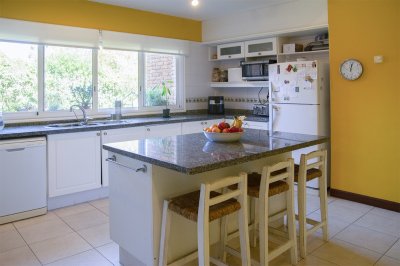 espectacular mansion en zona golf, proxima al hotel lauberge y a las propiedades mas importantes de punta del este. - ndm4813c