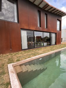 casa cómoda con espacios hermosos de 5 dormitorios en punta piedras  - ndm15525c