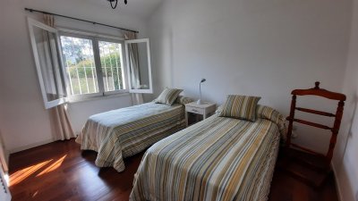 exclusiva casa de 4 dormitorios con piscina en punta del este en venta - ndm2187c