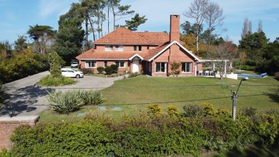 espectacular mansion en zona golf, proxima al hotel lauberge y a las propiedades mas importantes de punta del este. - ndm4813c