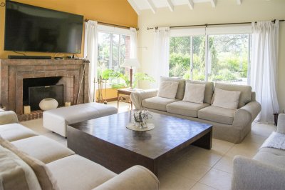 espectacular mansion en zona golf, proxima al hotel lauberge y a las propiedades mas importantes de punta del este. - ndm4813c