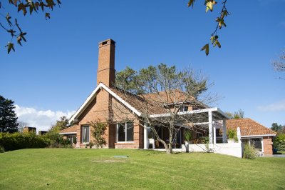 espectacular mansion en zona golf, proxima al hotel lauberge y a las propiedades mas importantes de punta del este. - ndm4813c