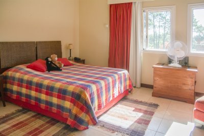 espectacular mansion en zona golf, proxima al hotel lauberge y a las propiedades mas importantes de punta del este. - ndm4813c